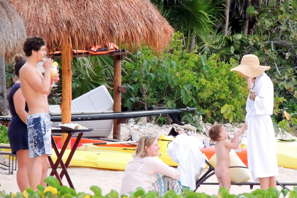orlando-bloom-cancun-holiday-5